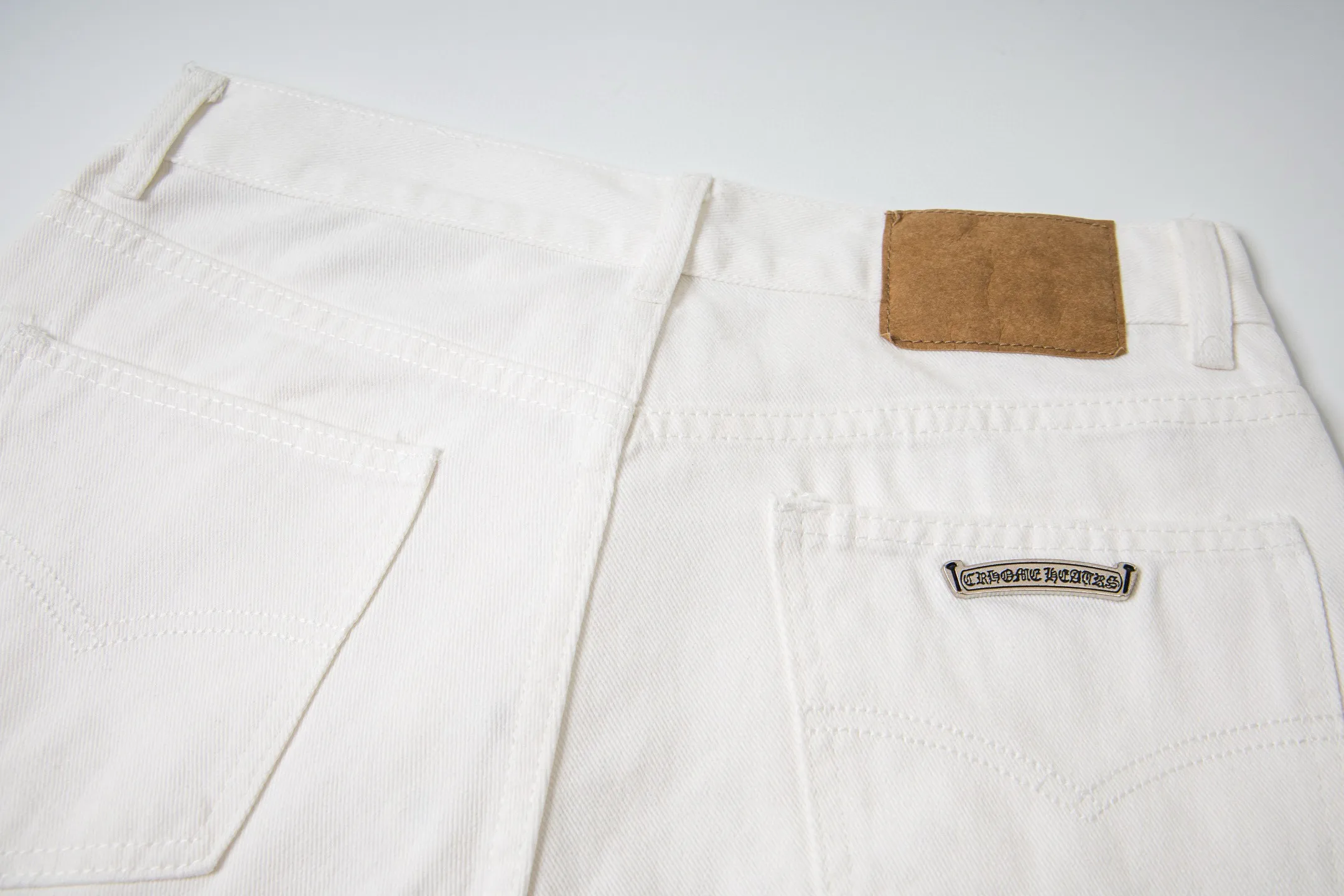 P230 💰 (Top version) Chrome Hearts/Chrome Hearts Classic white powder series colored leather cross washed color cloth unisex denim trousers Vibe style straight stacked god-level version Carbon fine bias denim color cloth Old vintage full set of hardware - Chrome Hearts white cow series The high version uses high-ounce customized fabrics, fermentation washing and soft color fixation, soft and thick to wear, the details are all made by hand-polished craftsmanship, all-over printed jacquard fabric Unique design style. Through multiple processes to create a full retro feel. Unique niche non-contrast shirt. Customized distressed spray-painted buttons. Craftsmanship in every detail. Color: white powder. Size: 28-30-32-34 (corresponding to S-M-L-XL)